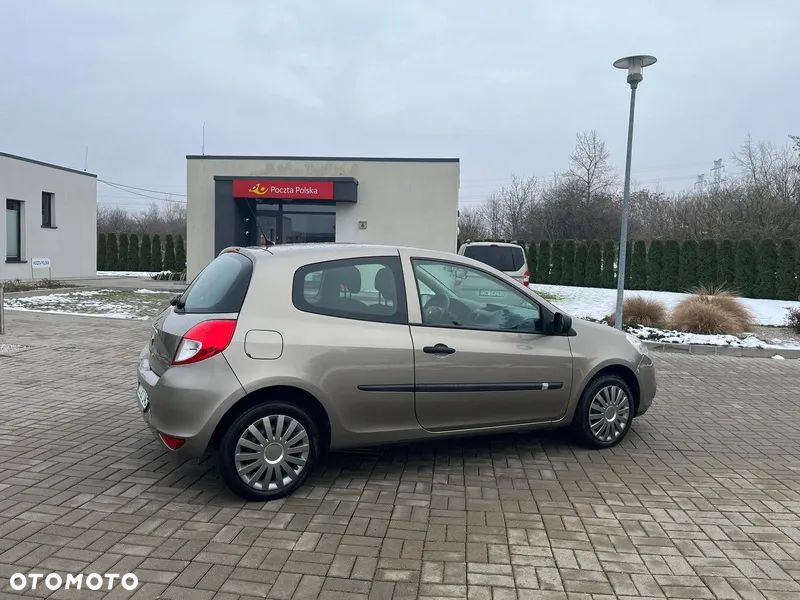 Renault Clio 1.2 16V Arctica - 12
