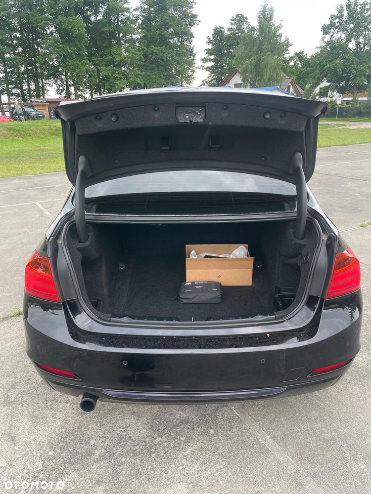BMW Seria 3 318d DPF Edition Sport - 17
