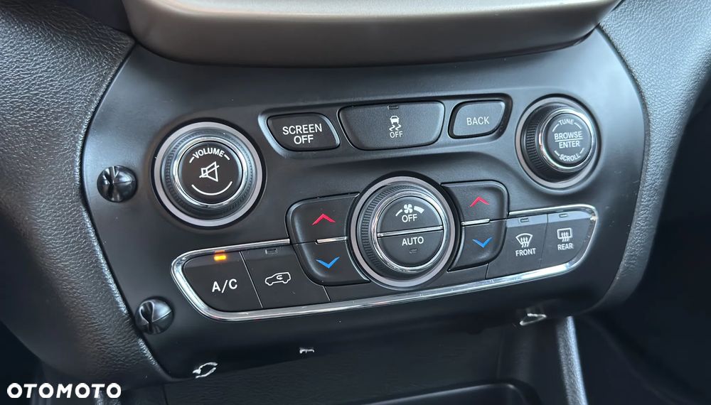 Jeep Cherokee - 27