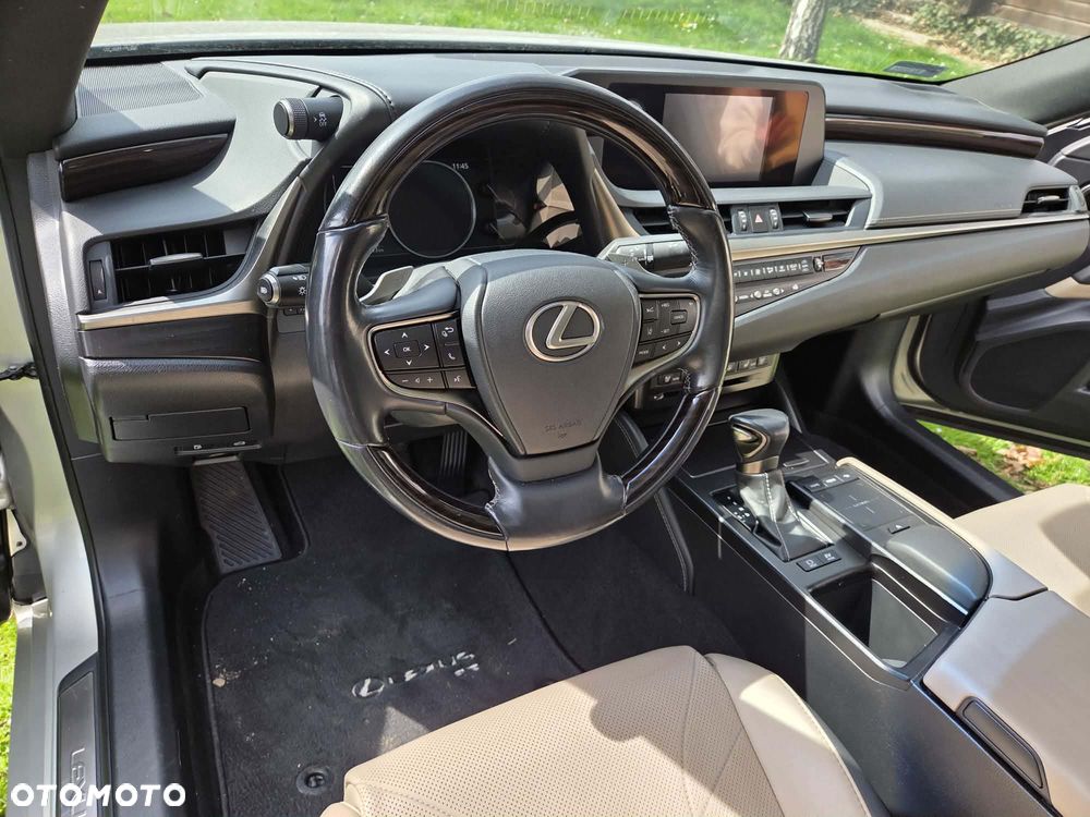 Lexus ES 300h Prestige - 8