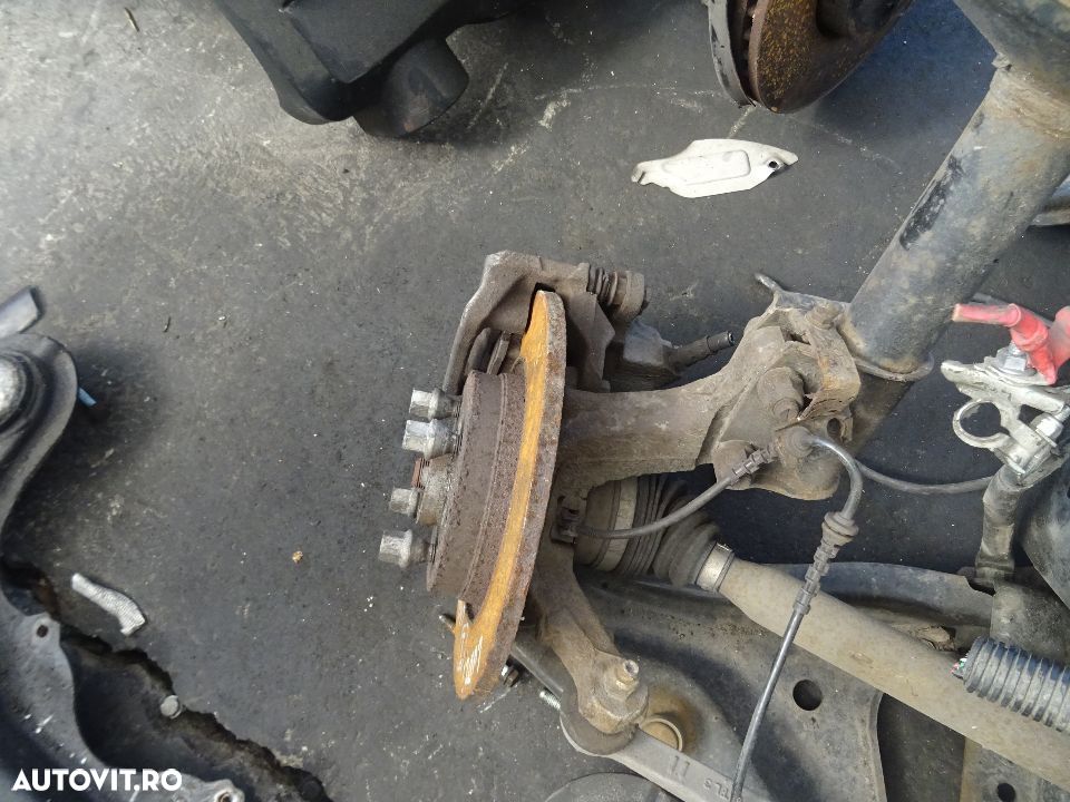 Fuzeta stanga dreapta Dacia Logan 1.2 benzina din 2012 - 1