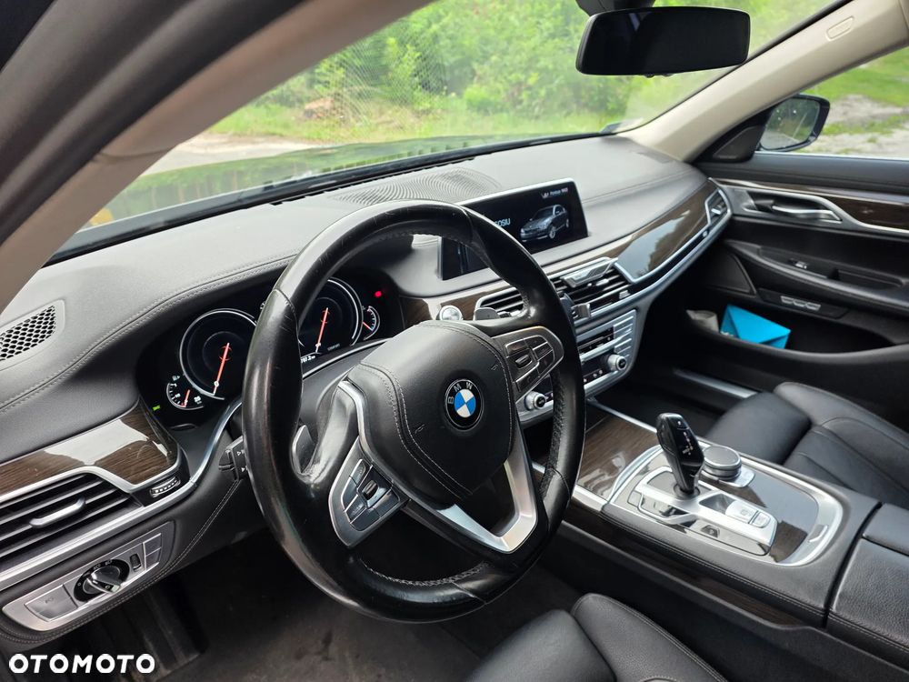 BMW Seria 7 740Li - 39