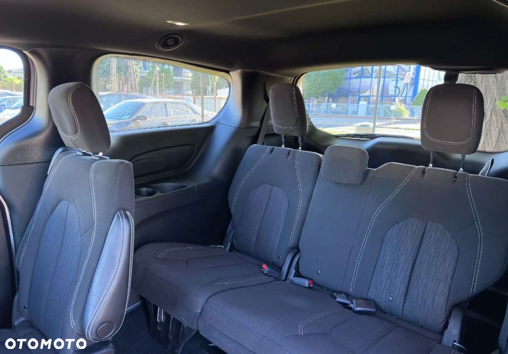 Chrysler Pacifica - 16