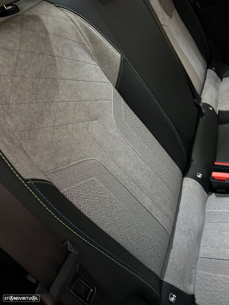 Peugeot e-208 GT - 10