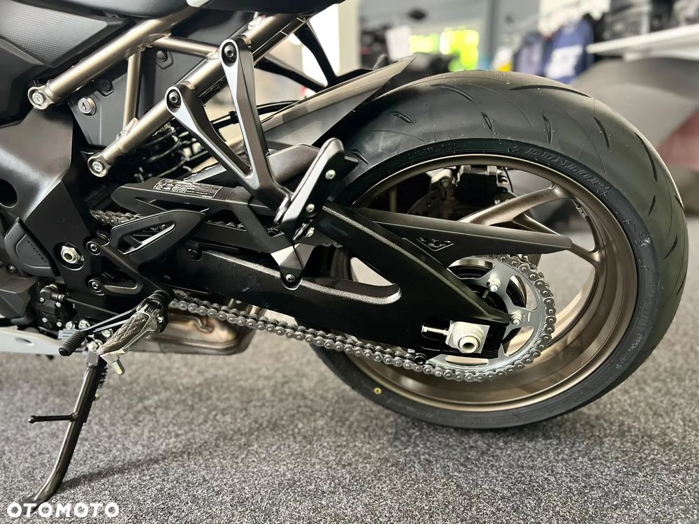 Suzuki GSX 1000 - 16