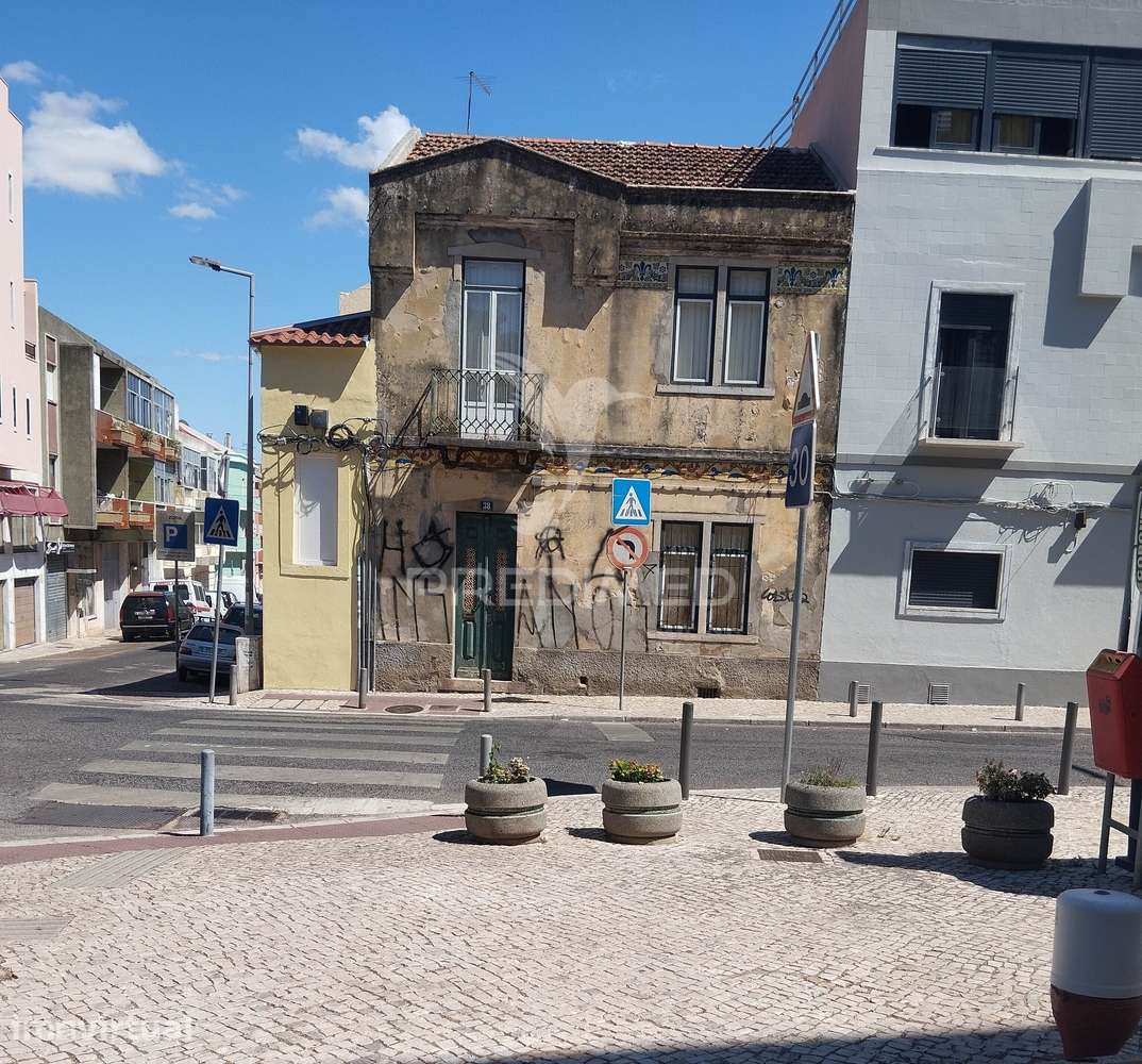 Moradia Prédio com potencial - Grande imagem: 2/15