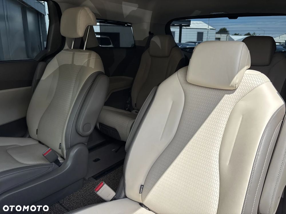 Kia Carnival - 17