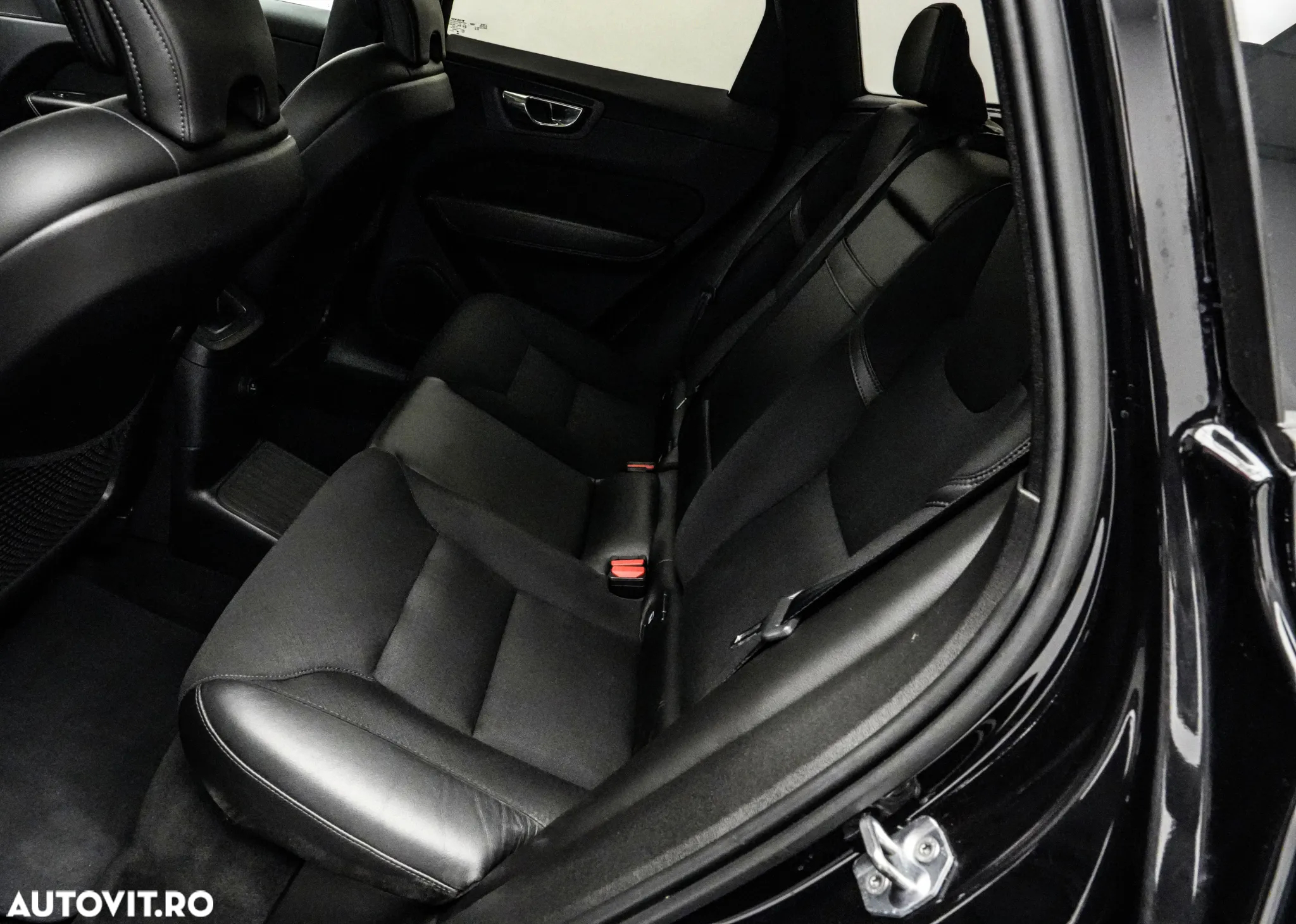 Volvo XC 60 T8 Twin Engine AWD Momentum Pro - 17