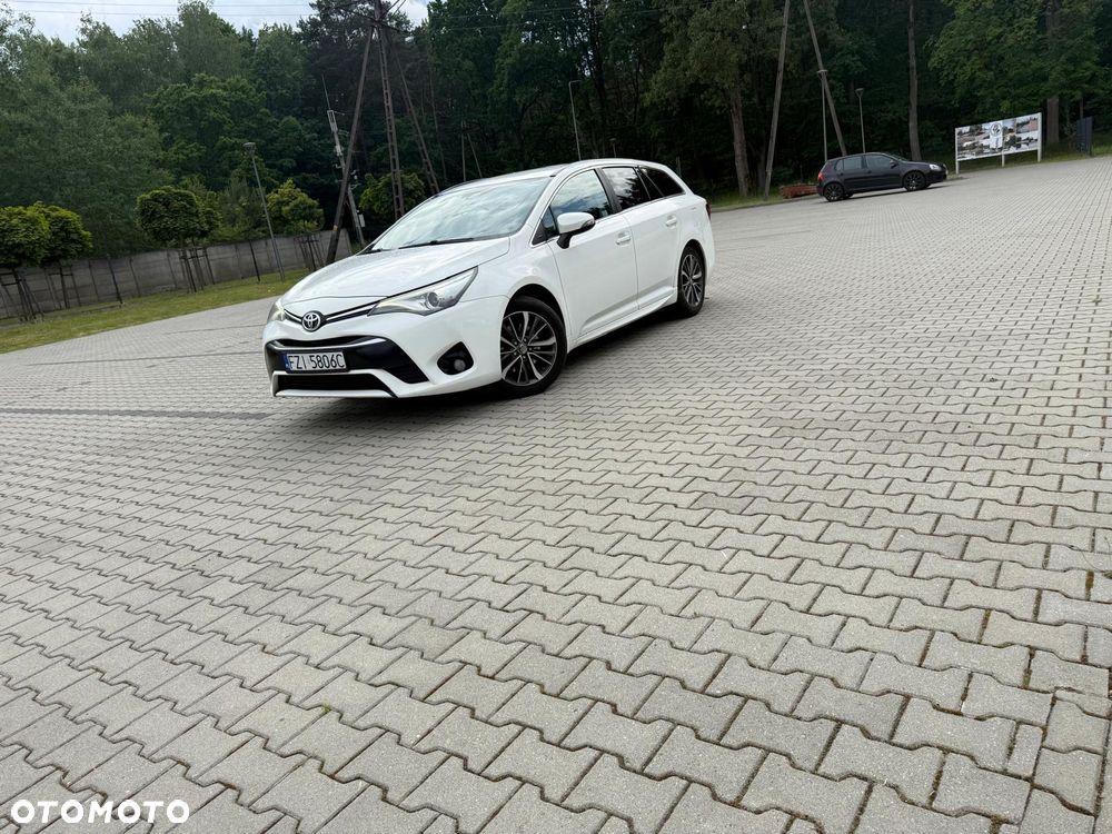 Toyota Avensis 2.0 D-4D Premium - 2