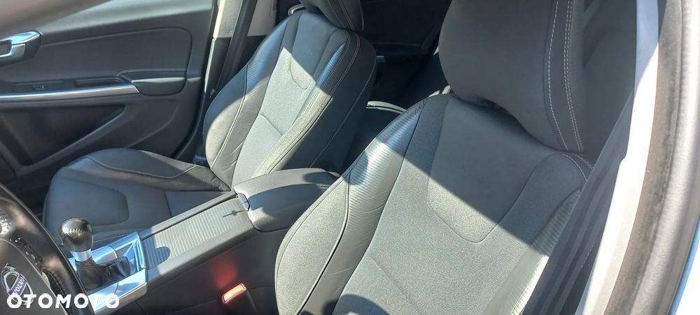 Volvo S60 D3 R-Design - 6