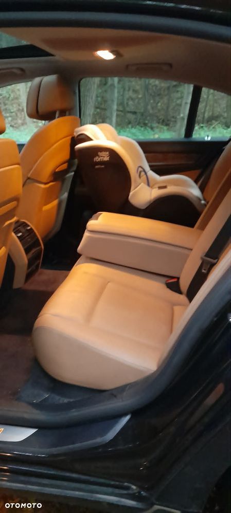 BMW Seria 7 750i - 13