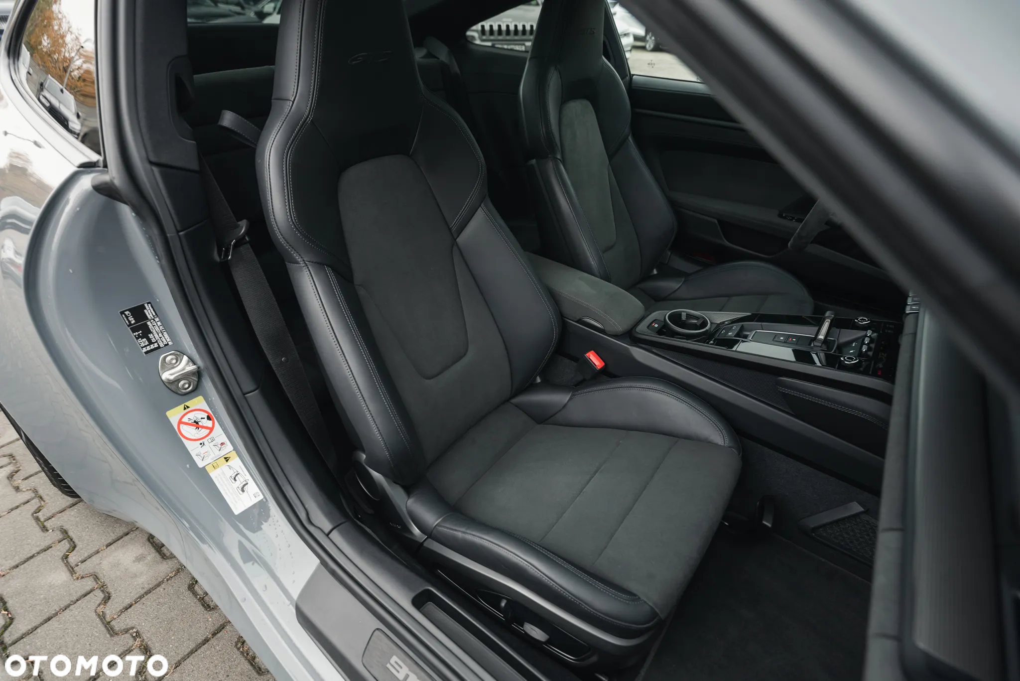 Porsche 911 Carrera 4 GTS - 15