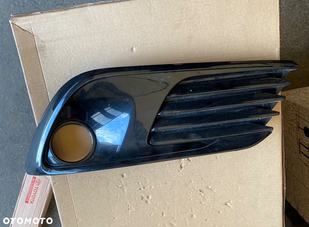 TOYOTA AURIS 2 II E180 E18 ORYGINALNA !  PRAWA KRATKA ZAŚLEPKA RAMKA OSŁONA OBUDOWA HALOGENU NA HALOGEN kratka zderzaka przedniego w zderzak przedni prawy przód 81481-02580 81481-02600 52030-02210 - 2
