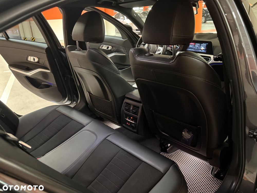 BMW Seria 3 330i Sport Line - 22