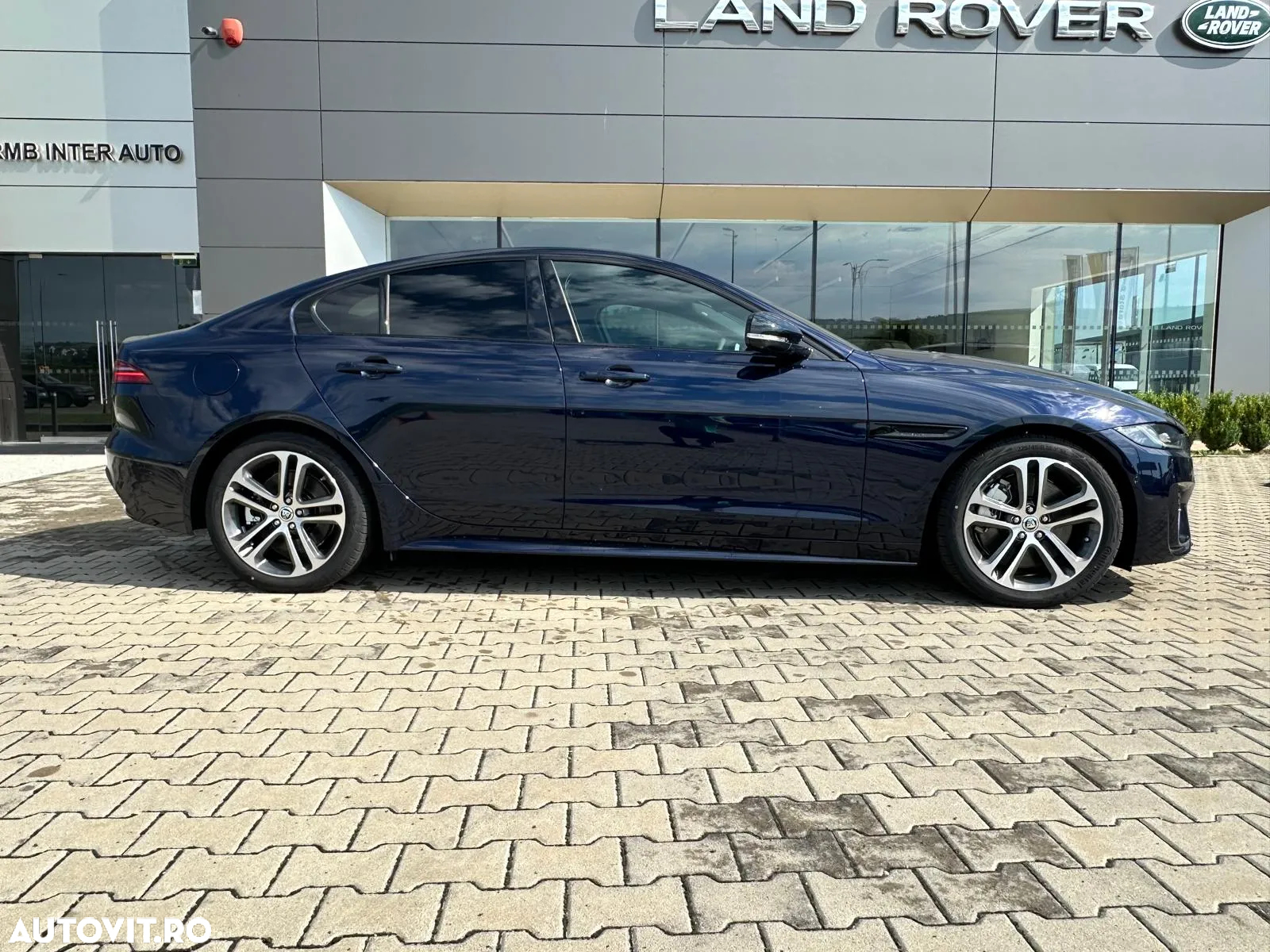 Jaguar XE P250 RWD R-Dynamic BLACK - 6