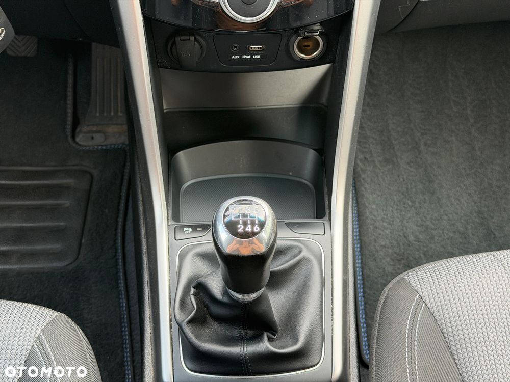 Hyundai i30 blue Kombi 1.4 YES Silver - 22