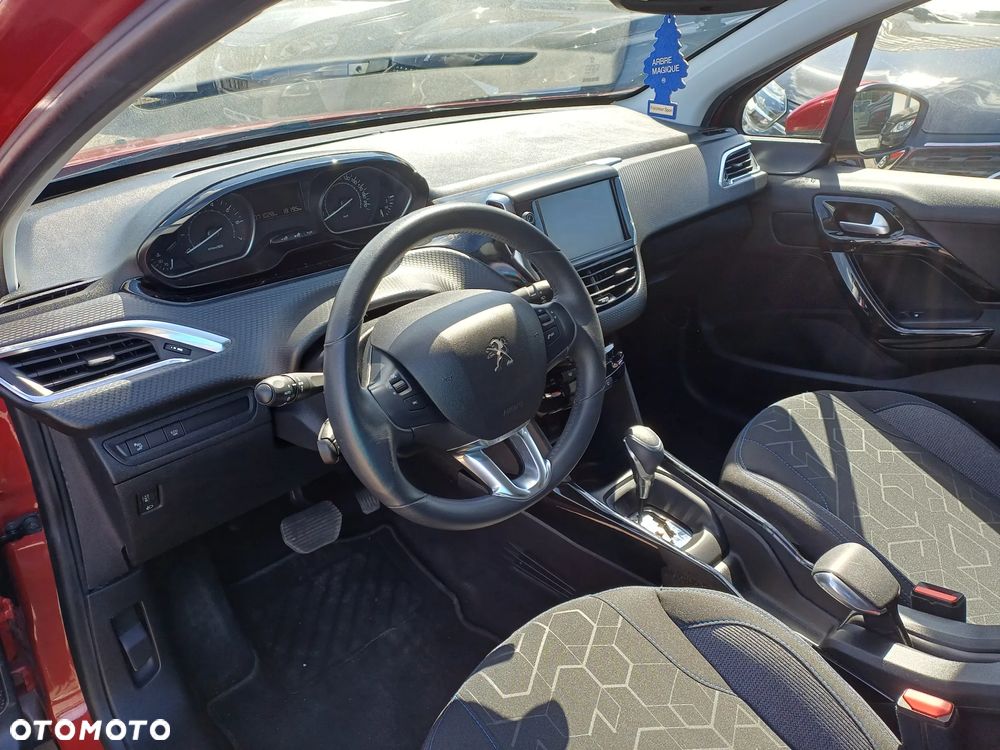 Peugeot 2008 1.2 Pure Tech GPF Signature S&S EAT6 - 11