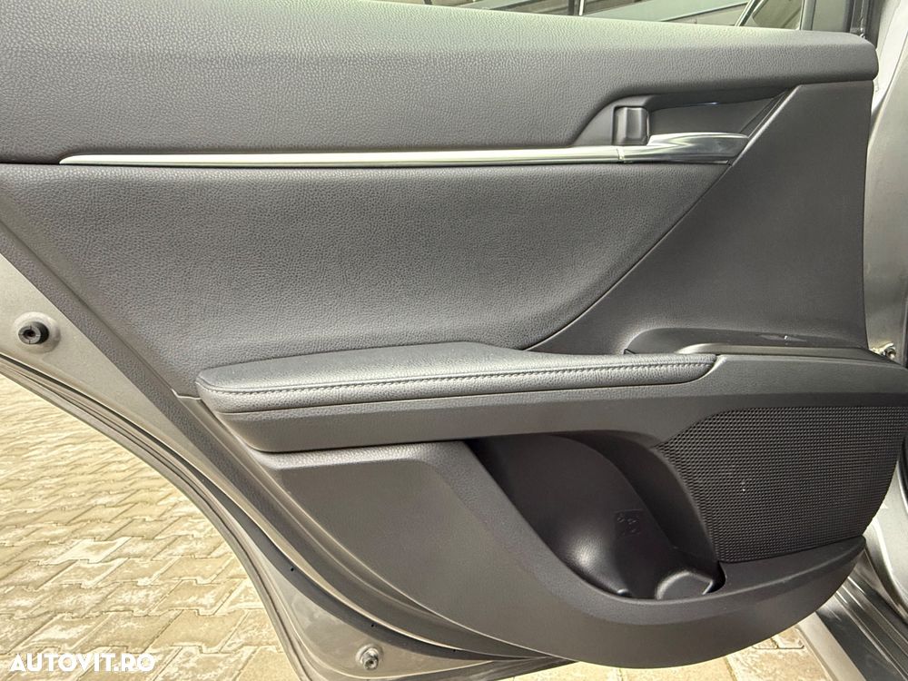 Toyota Camry Luxury - 14