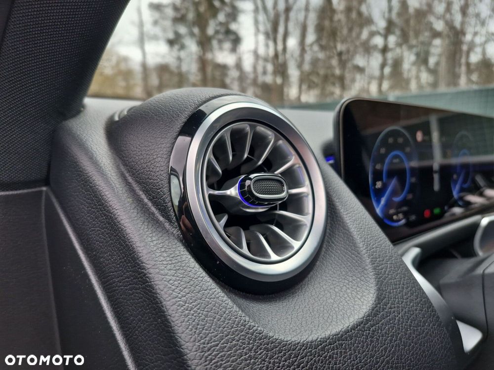 Mercedes-Benz EQB - 27