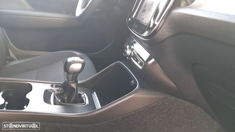 Volvo XC 40 2.0 D3 Momentum Plus - 51