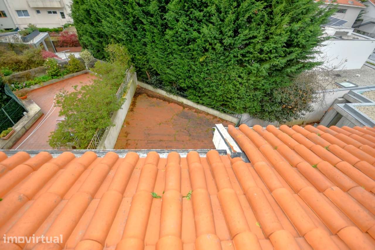 Moradia T7 na Foz | Jardim, Terraço, garagem e enorme potencial - Grande imagem: 5/23