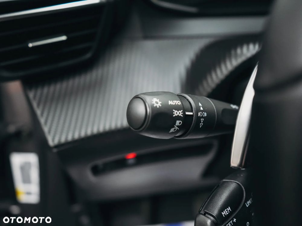 Peugeot 2008 1.5 BlueHDi Allure S&S EAT8 - 22