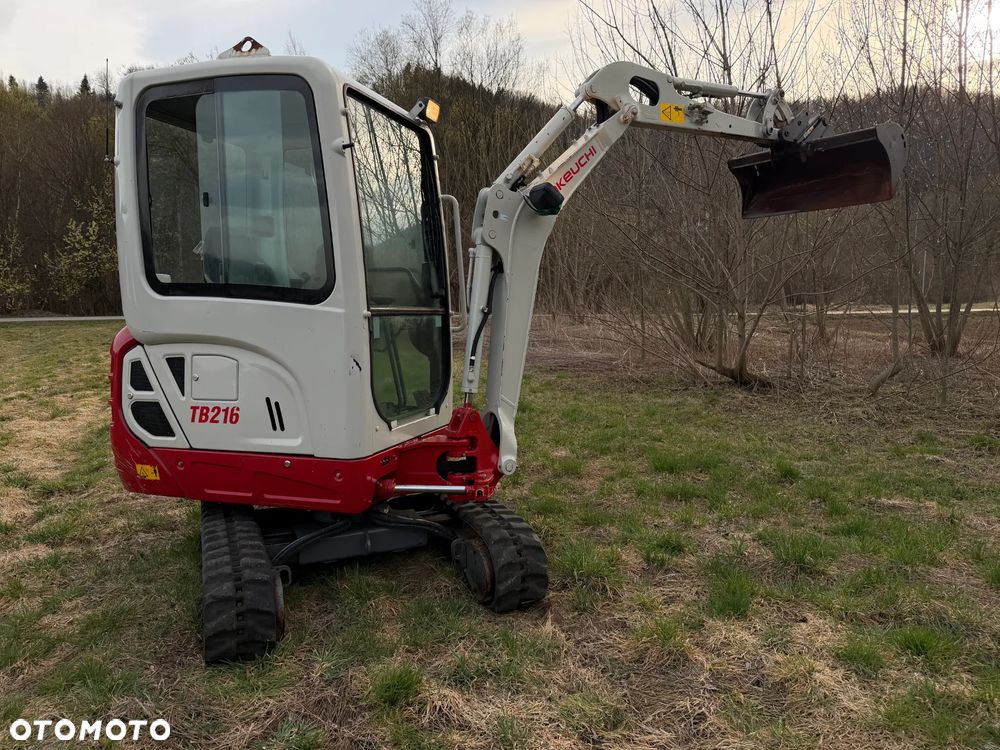 Takeuchi TB216  Koparka Gąsienicowa 2 tony. Długie ramie plus! Zaledwie 1000 mtg. DEKRA aktualna do 2026r. Rozsuwane Hydr. podwozie! Z Gospodarstwa Norweskiego! Zero luzów i wycieków. Maszyna jak Nowa z Salonu! 2017rok. Pełna Dokumentacja. Gąsienice bez zużycia! Łyżka Skarpowa! Szybkozłącze! Szybka wolna jazda. Radio Usb nagłośnienie. Po serwisach. Okazja Wyjscia Hydrauliczne. Silnik Yanmar 3cyl. skrętne ramię! - 2
