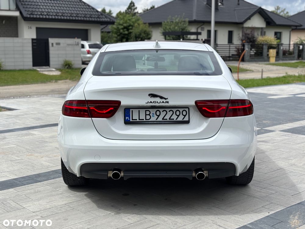 Jaguar XE 2.0 T Prestige - 10