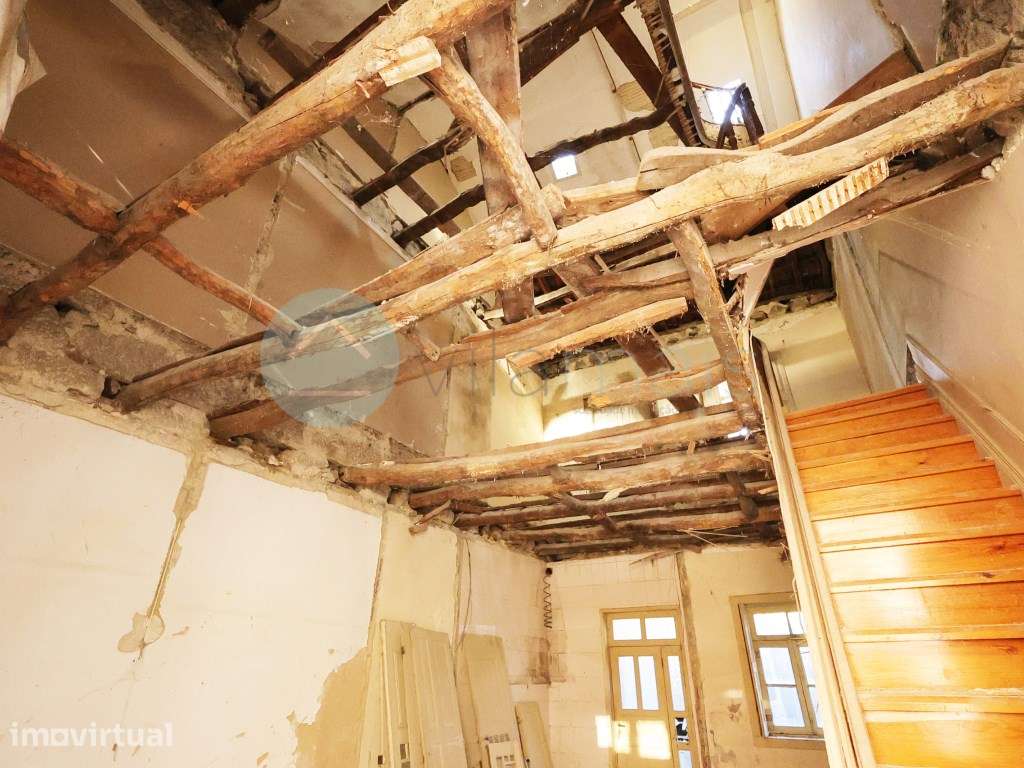 Moradia para reconstrução situada numa zona privilegiada do Porto - Grande imagem: 5/19