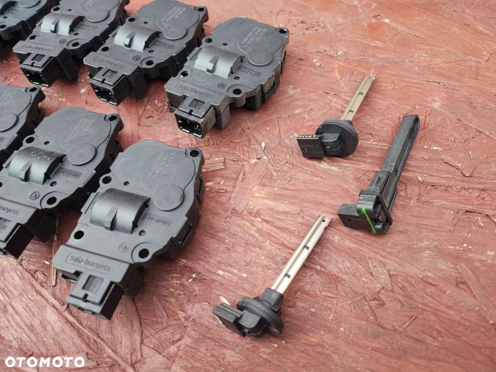 BMW E70 / E70 LCI / E71 / E72 / E81 / E82 / E84 / E85 / E86 / E87 / E87 LCI / E88 / E89 / E90 / E90 LCI / E91 / E91 LCI / E92 / E92 LCI / E93 / E93 LCI / F15 / F16 / F21 / F22 / F25 / F26 / F30 / F31 / F32 / F33 / F34 / F36 / F39 / F80 / F80 LCI / F82 / F83 / F85 / F86 / I01 / I12. ORYGINALNE SILNICZKI REGULACJI KLAP NAGRZEWNICY / CZUJNIKI TEMPERATURY POWIETRZA WEWNĘTRZNEGO. O NR: 9 231 884 / 6 915 391 / 0 151 687 OEM. BARDZO DOBRY STAN TECHNICZNY. - 7