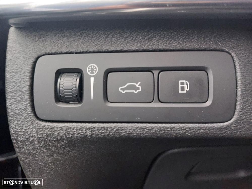 Volvo XC 90 2.0 T8 PHEV Momentum Plus AWD - 24