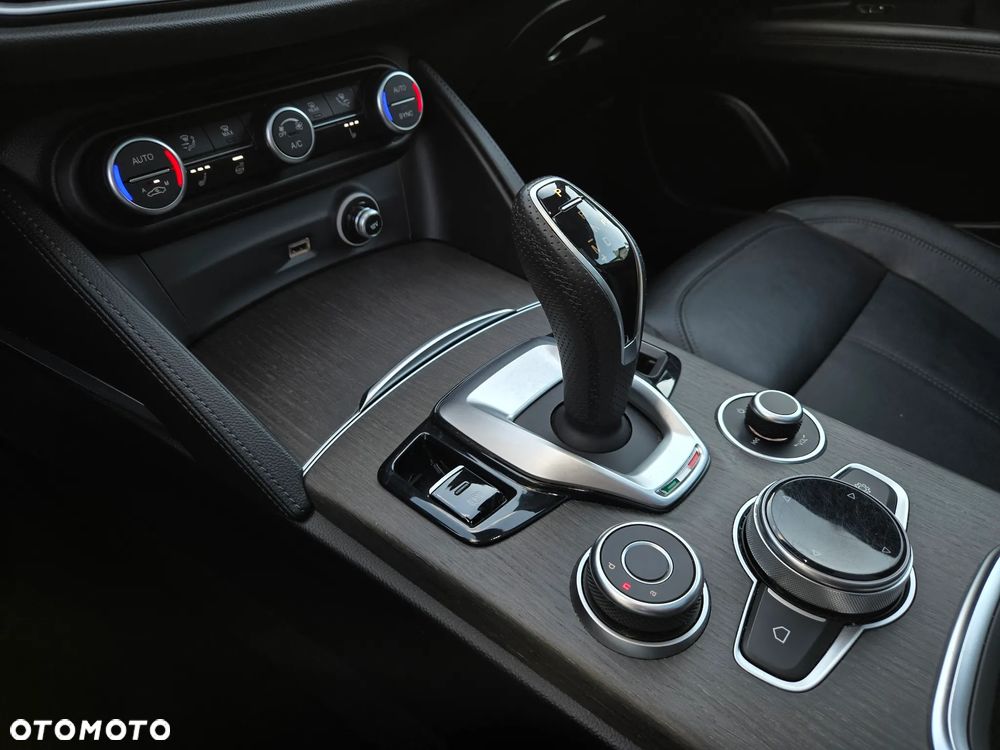 Alfa Romeo Stelvio 2.0 Turbo 16V AT8-Q4 Ti - 36
