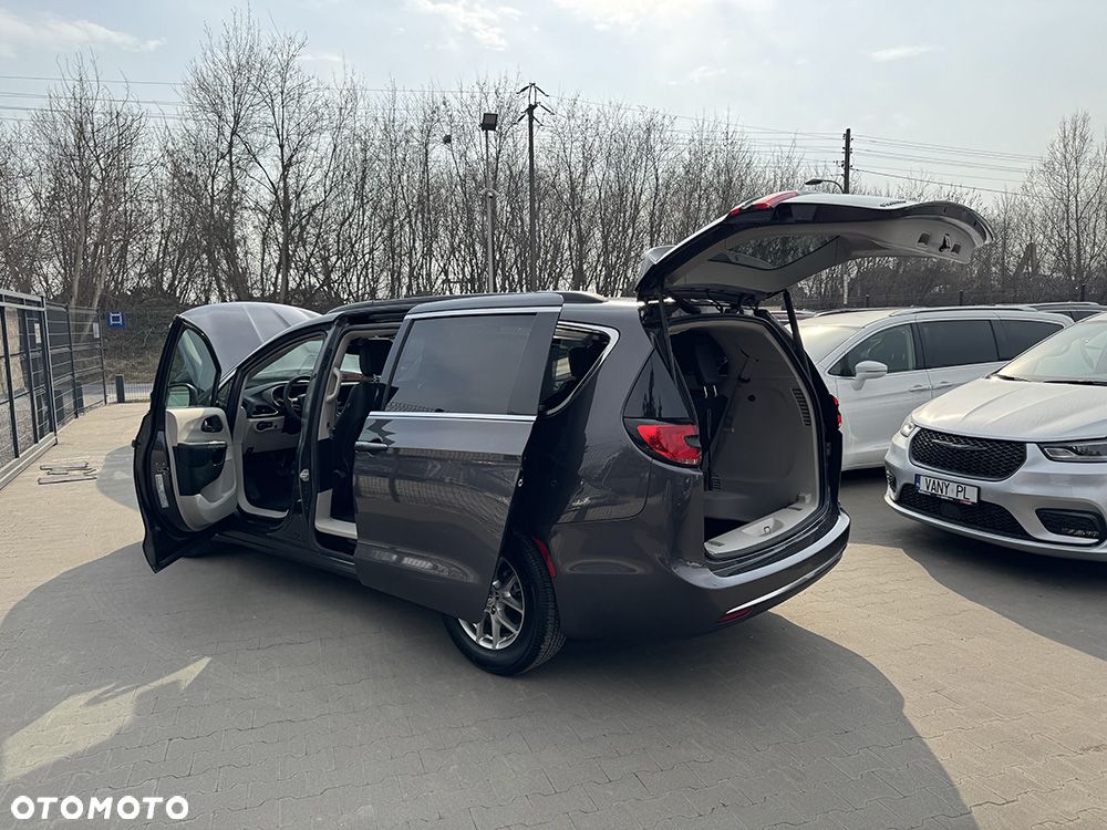 Chrysler Pacifica - 21