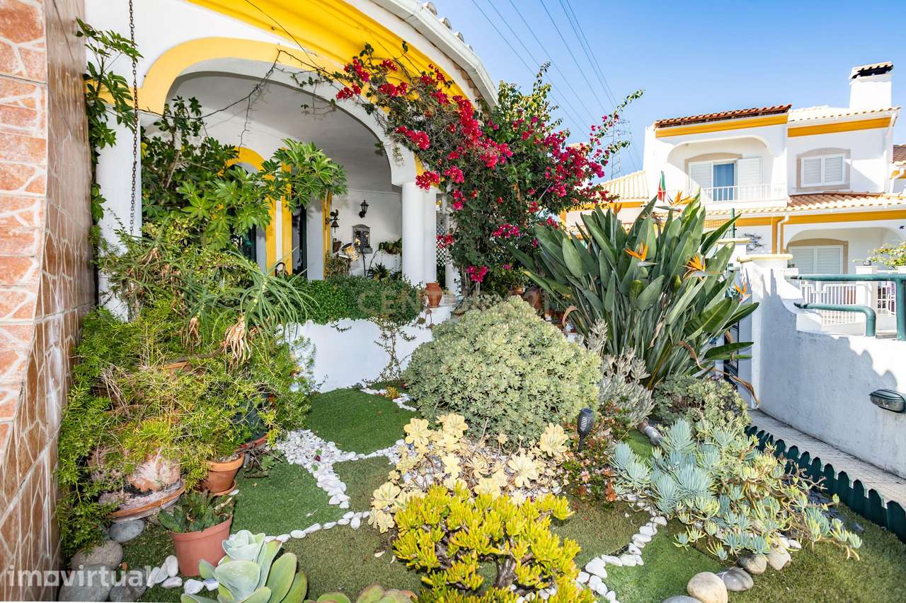 Moradia T4 com mezanino, jardim e espaços versáteis | Vale dos Pintass - Grande imagem: 3/44
