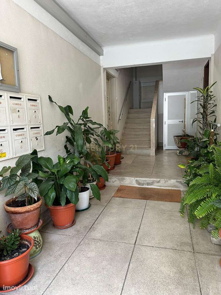 Apartamento T2 em Lisboa: Localização Privilegiada e Luz Natural - Grande imagem: 3/18