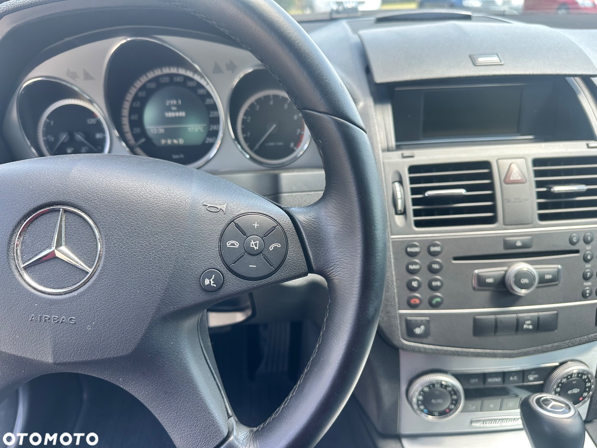 Mercedes-Benz Klasa C 180 T CGI Automatik BlueEFFICIENCY Avantgarde - 27
