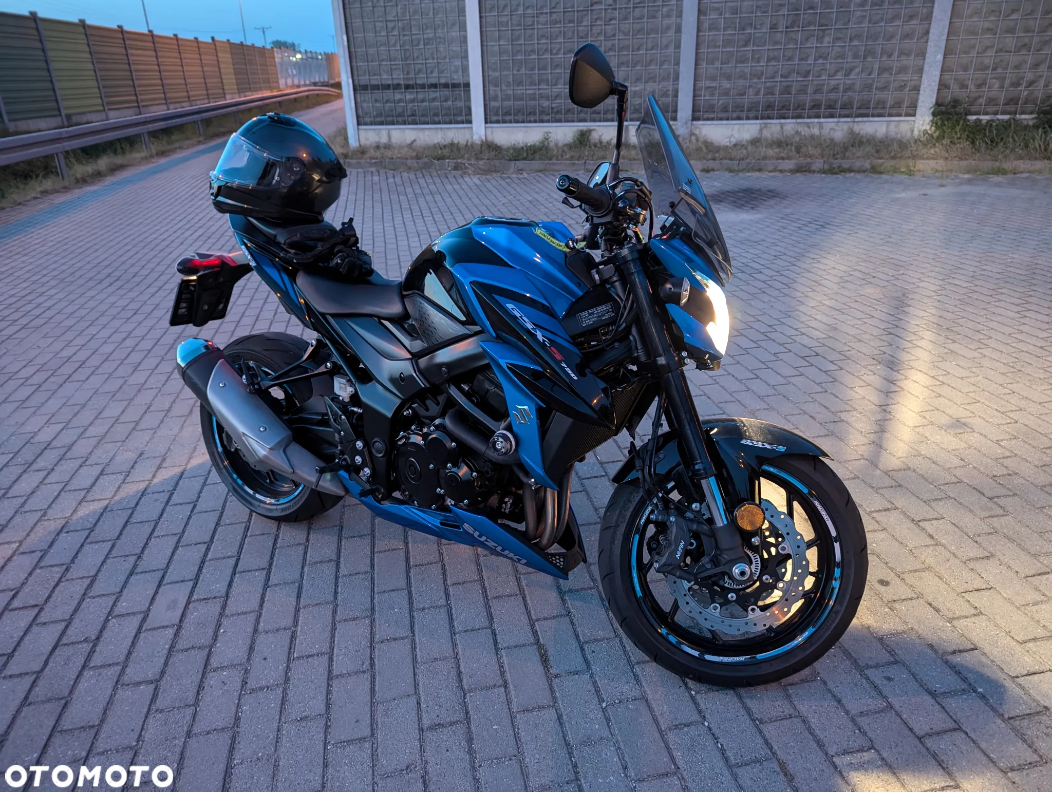 Suzuki GSX - 6