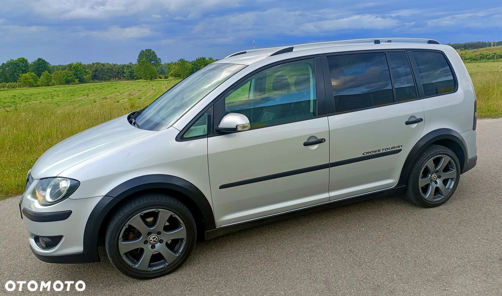 Volkswagen Touran 2.0 TDI DPF DSG Cross - 2