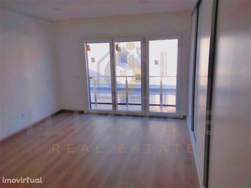 Moradia T3 em construção com piscina e garagem na Charneca de Caparica - Grande imagem: 5/29