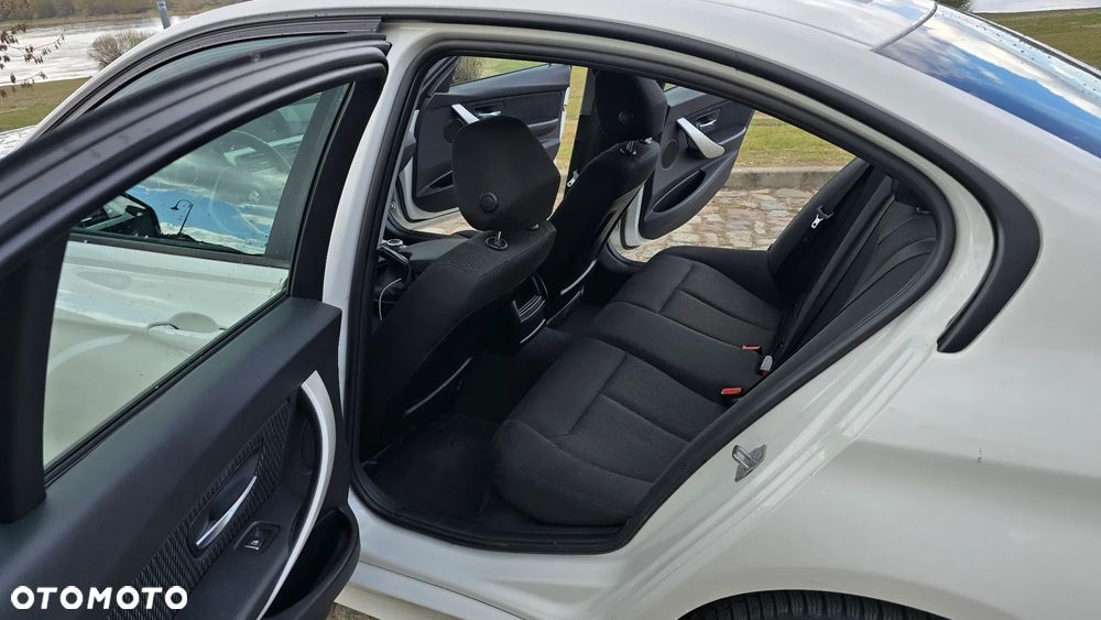 BMW Seria 3 318d - 14