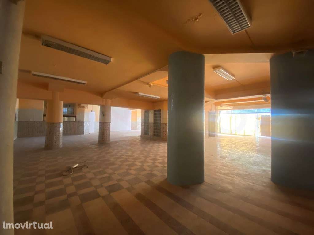 Loja com 960 m2, dividida por dois pisos, junto ao Metro. - Grande imagem: 2/16