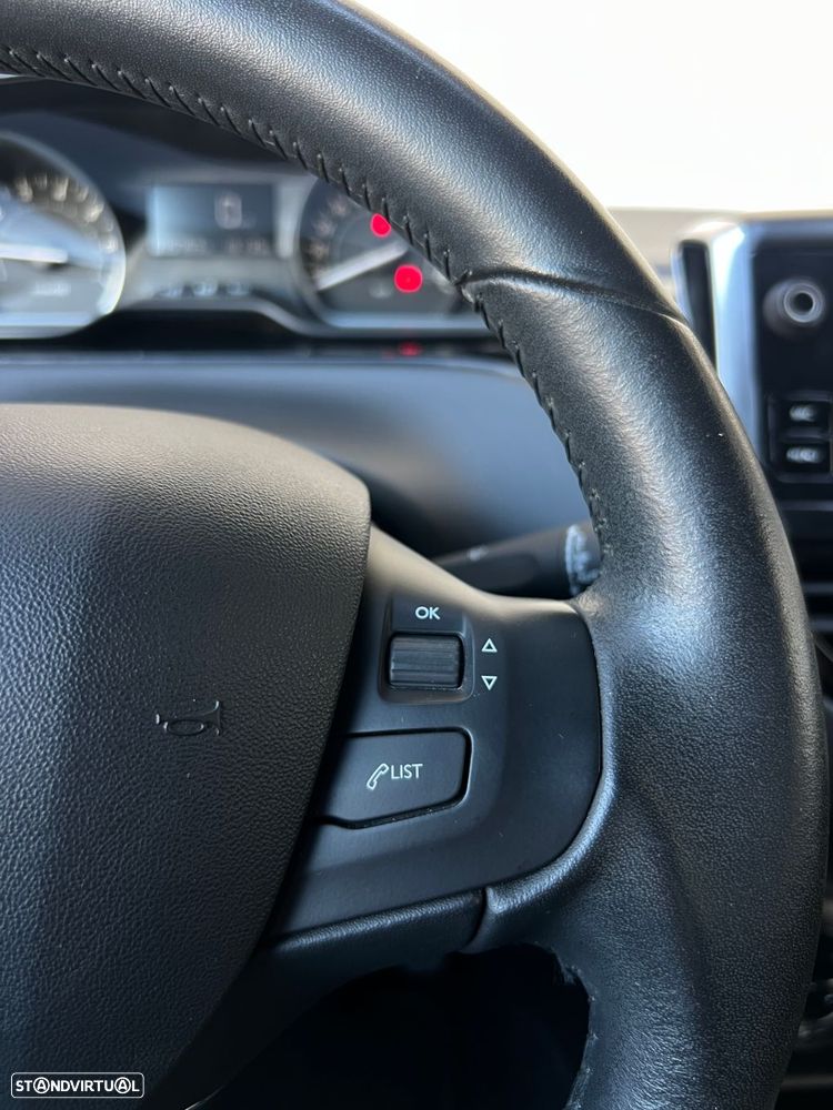 Peugeot 208 1.2 PureTech Signature - 18