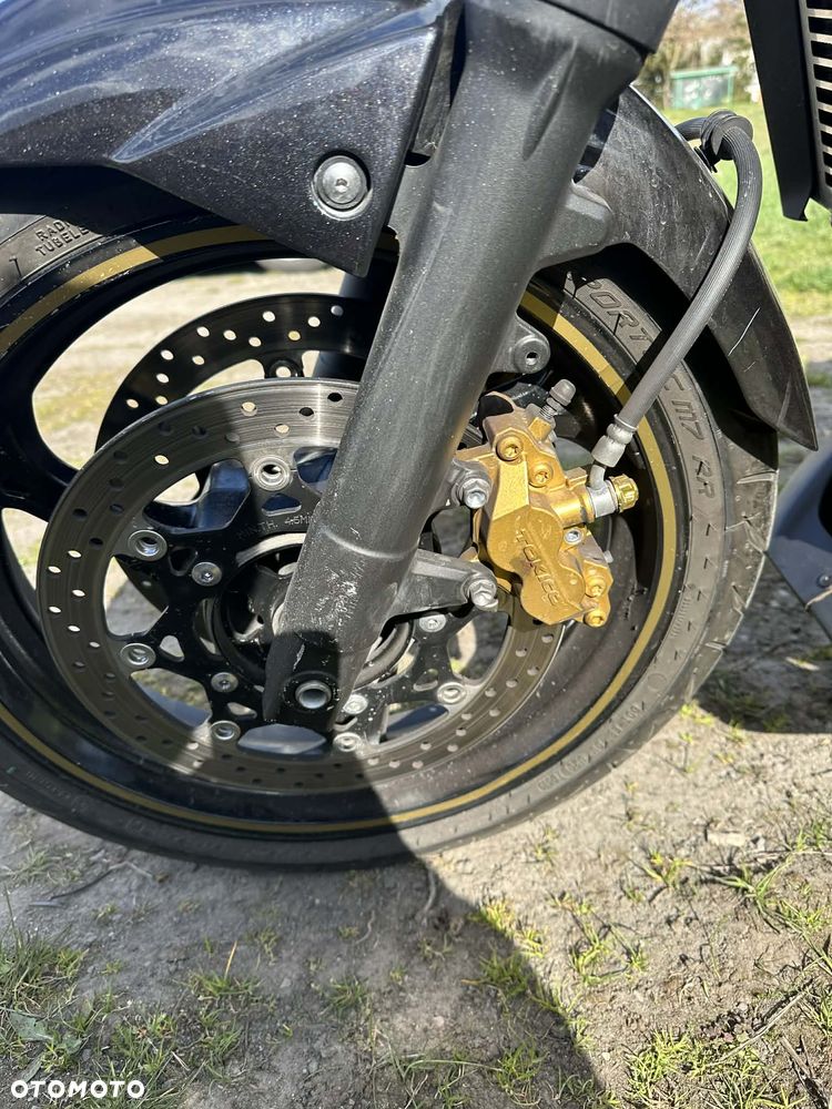 Suzuki GSR - 13
