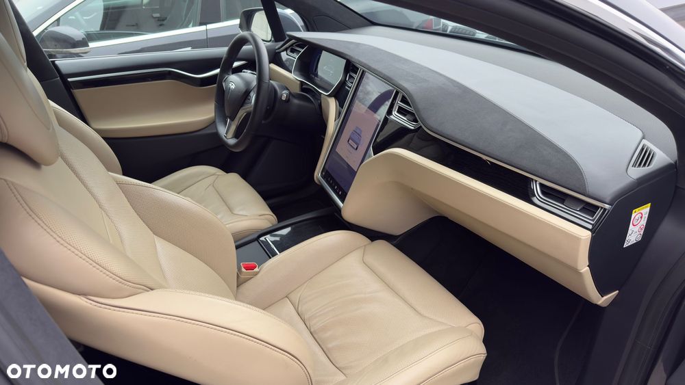 Tesla Model X - 9