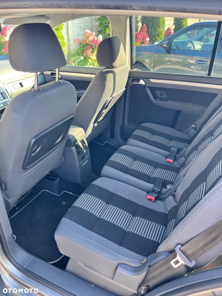 Volkswagen Touran - 10
