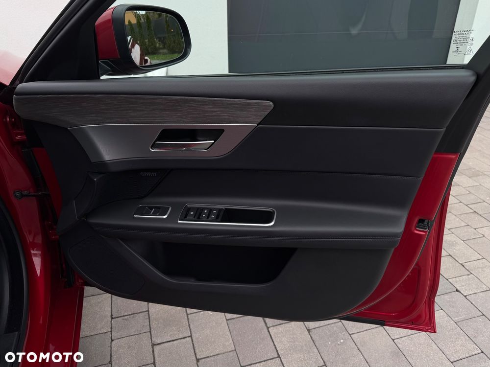 Jaguar XF 30d Portfolio - 32