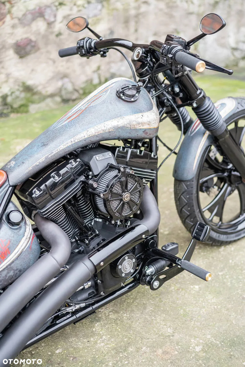 Harley-Davidson Softail Breakout - 16