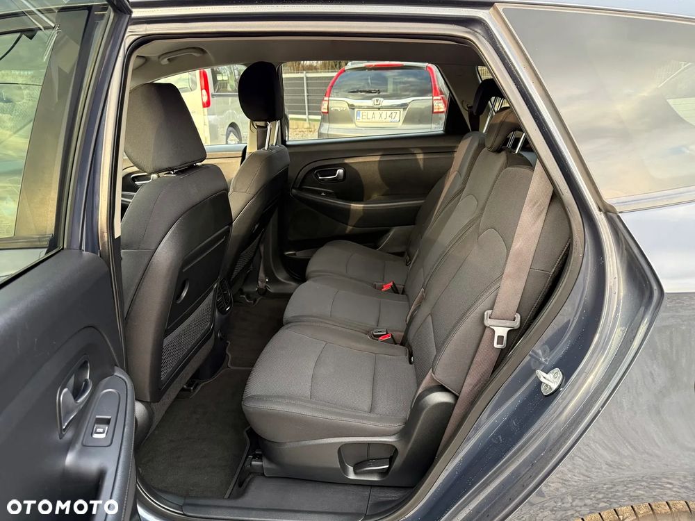 Kia Carens 1.6 GDI Fifa World Cup Edition - 18