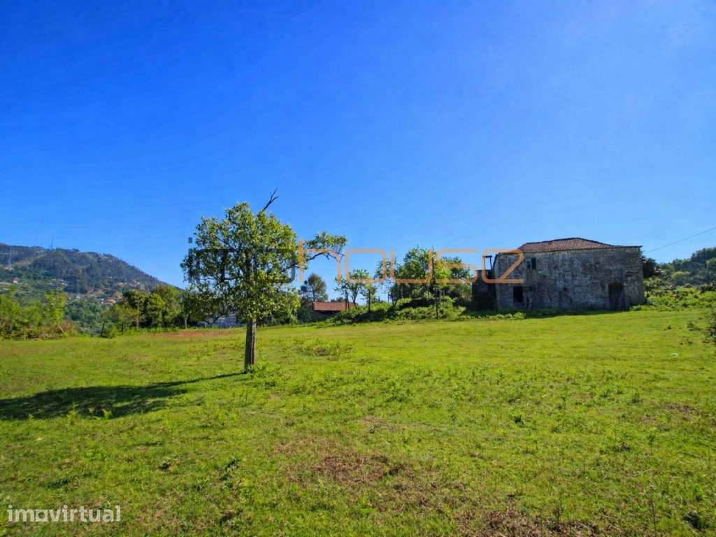 Quinta de 5.6 ha - Varias edificações, ribeiro e vista Douro