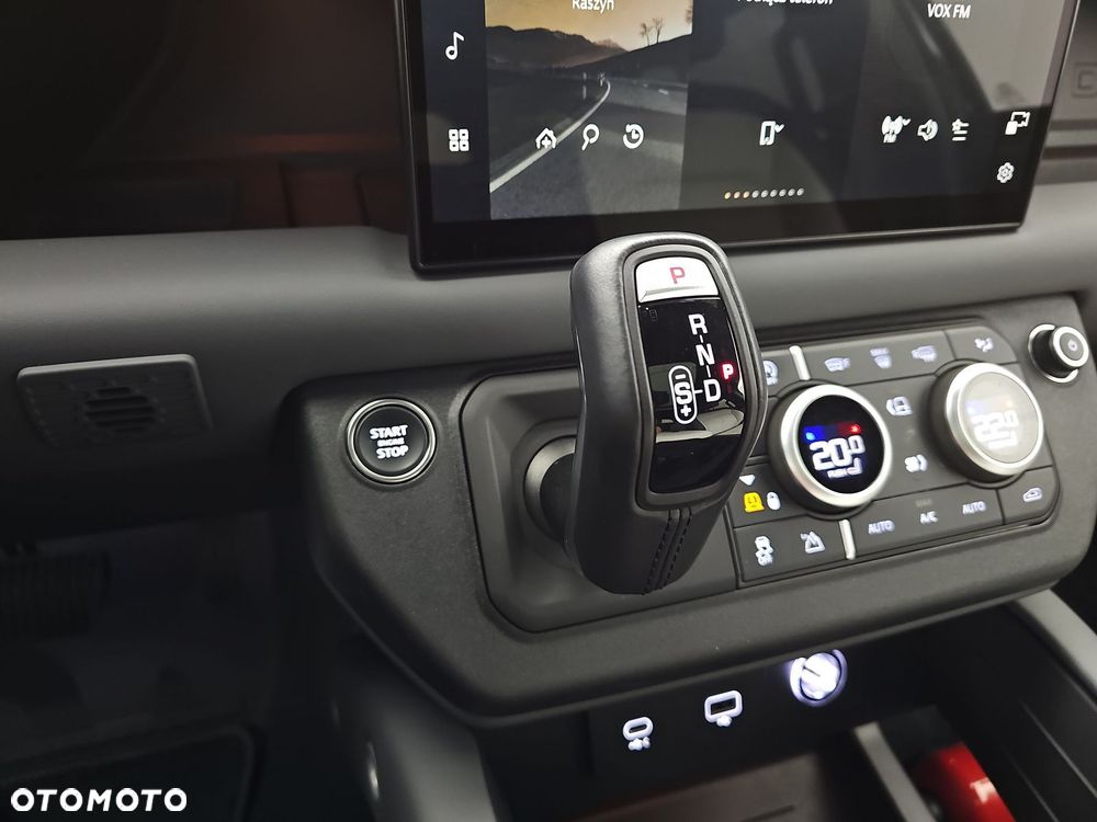 Land Rover Defender - 25